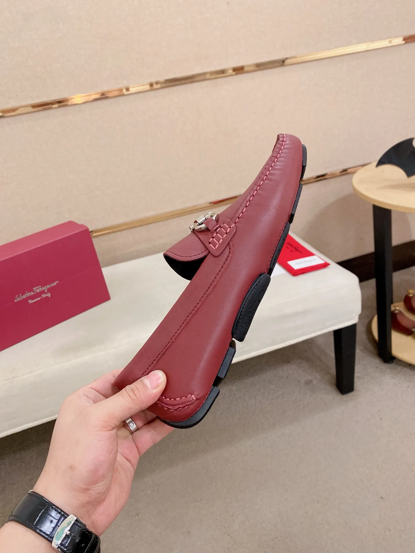 Men's shoes💰: 540💰High-end quality! Ferragamo🆕🆕Exclusive hot-selling products in stock🔥🔥New products on the shelves, high-quality Ferragamo men's pea shoes, high-end casual driving shoes, with complete packaging! 💪 💪 Material: imported first-layer pebbled cowhide 🐂 + imported high-quality water-dyed cowhide lining + wear-resistant outsole 👍🏻👍🏻 Features: high-end and comfortable, purely handmade 🚀 🚀 Create the perfect shoe that suits you best 🔥 🔥 Size: (38-44) 45 standard size can be customized!